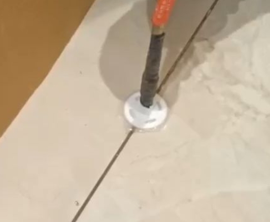 墨江瓷砖空鼓维修公司专业解答瓷砖在铺贴过程中，如果没有涂抹均匀到位的粘结材料（如水泥砂浆或瓷砖胶），可能会导致以下问题